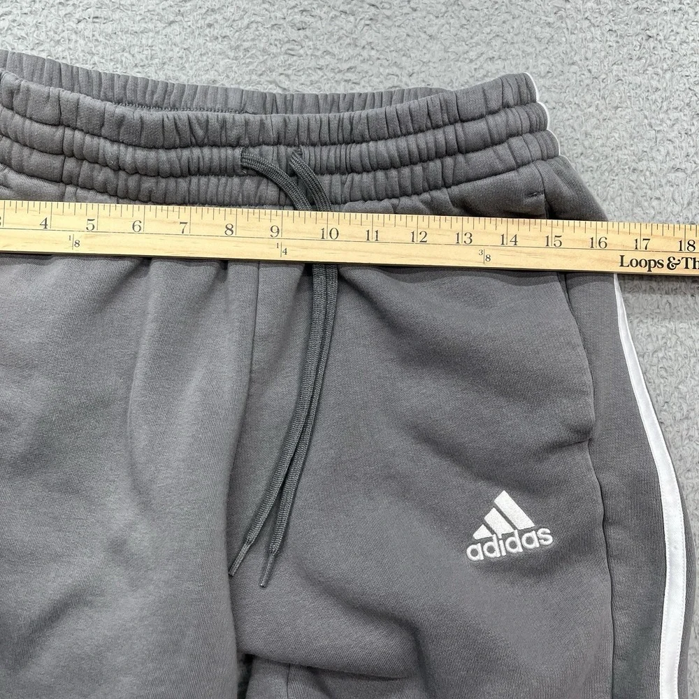 Adidas Essentials Fleece Sweatpants Mens M Gray 3 Stripe Tapered Cuff‎ Joggers